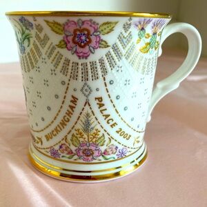 The Royal Collection Fine Bone China Commemorative "Buckingham Palace 2003" Mug